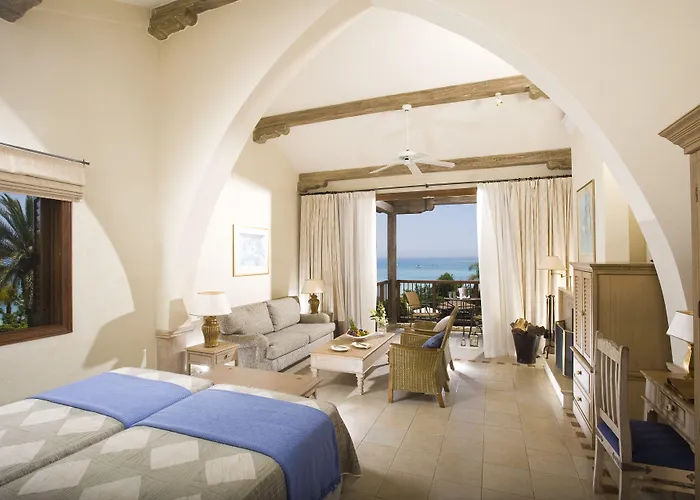 Columbia Hotel Pissouri